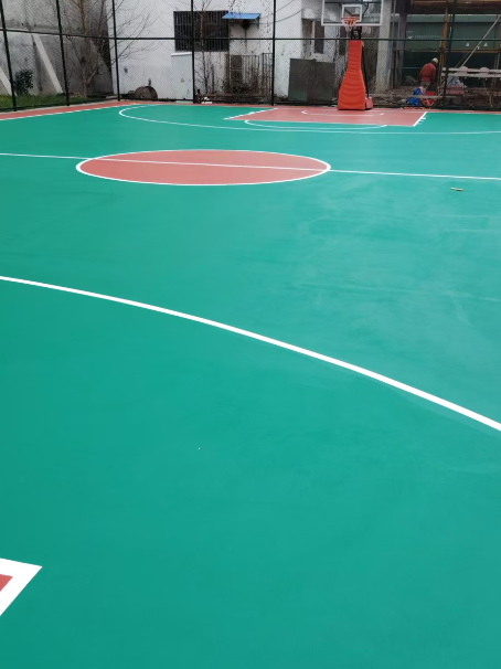 紫金 球场长期使用易出现地面开裂
